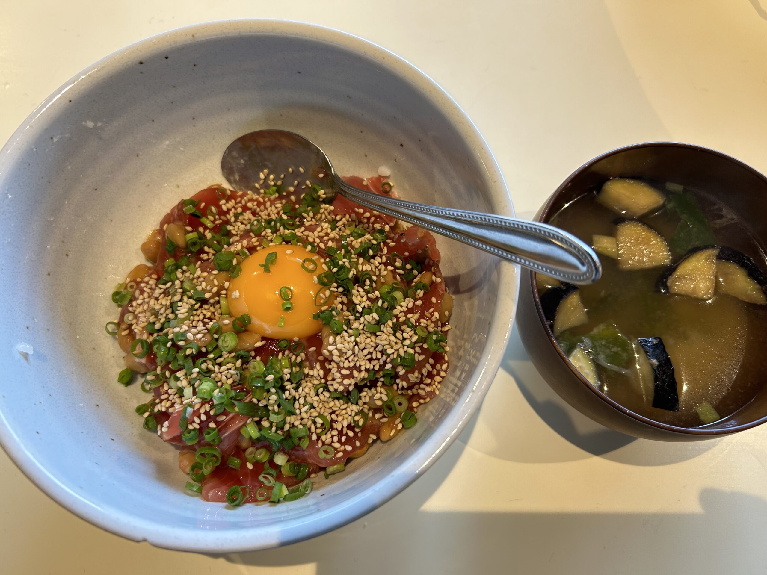 まぐろ納豆月見丼と茄子のお味噌汁