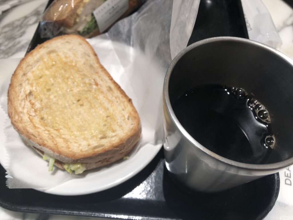 サンドウィッチとコーヒー