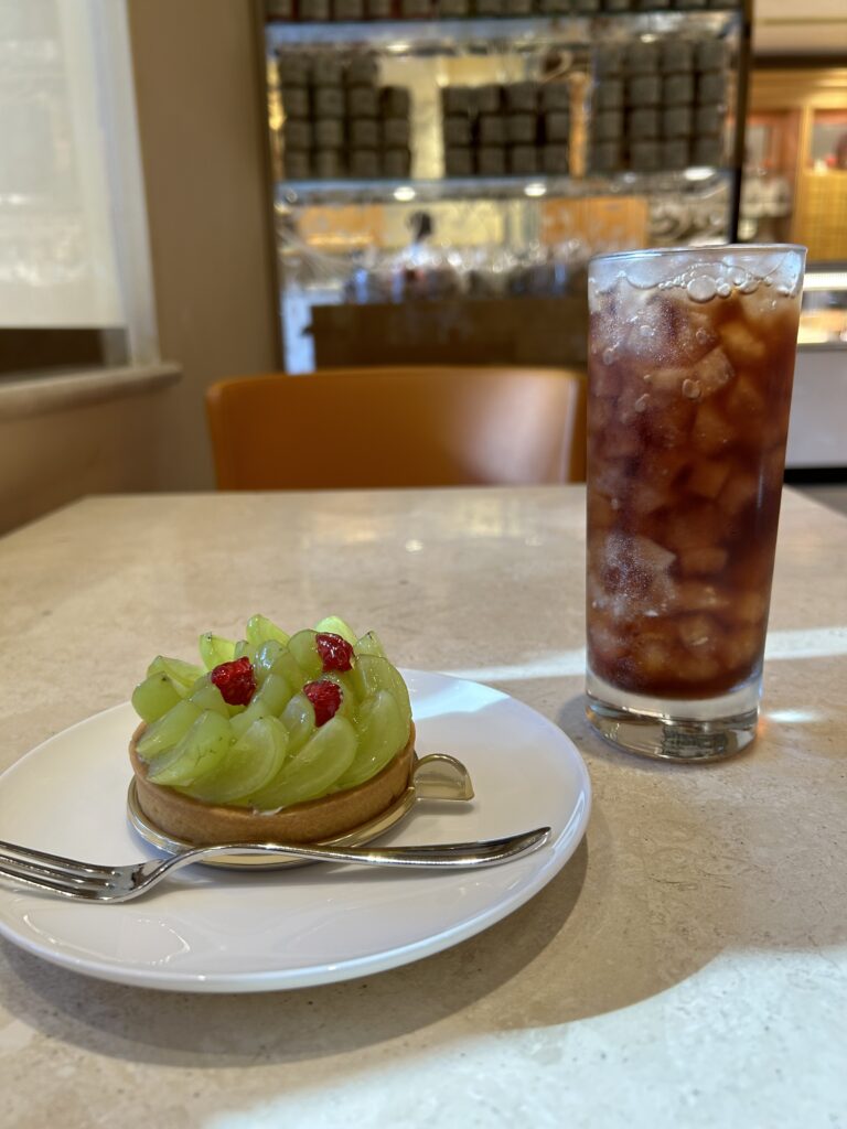 ケーキとお茶を